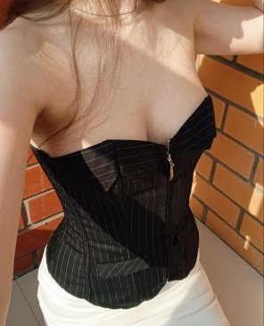 Кэти Шарм, 24