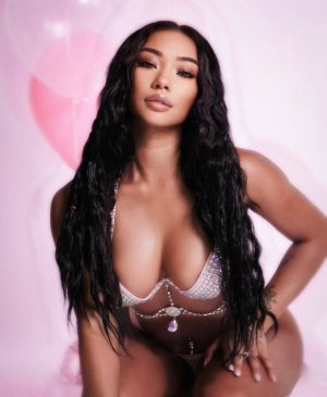 Mona, 21